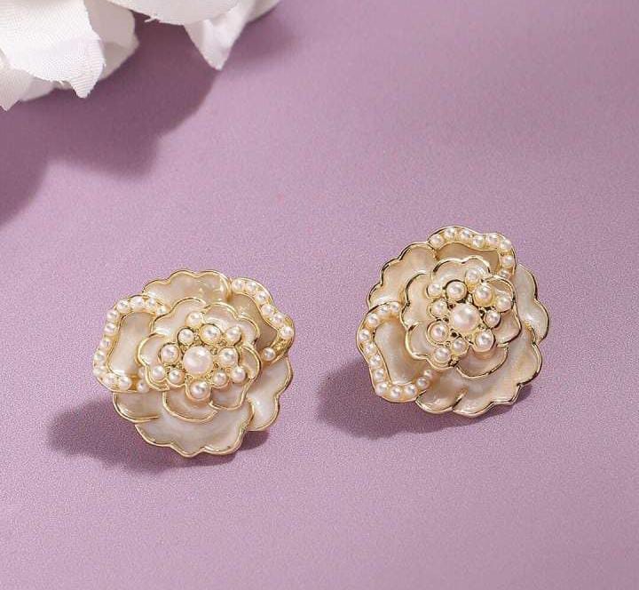 Stylish White Pearl Flower Earrings