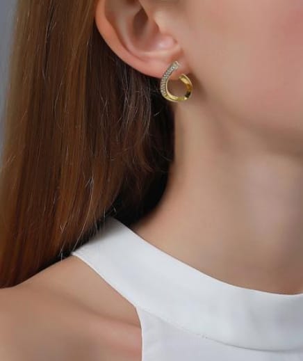 Dainty Oval Pearl Earring